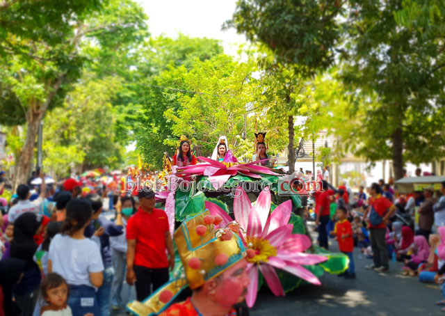 Tiga Dewi Diantara Bunga Merekah