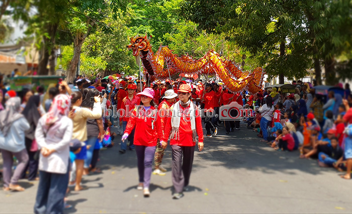 Naga Meliuk-Liuk di Jalan Kota