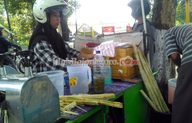 Segarnya Minum Es Tebu di Siang Hari