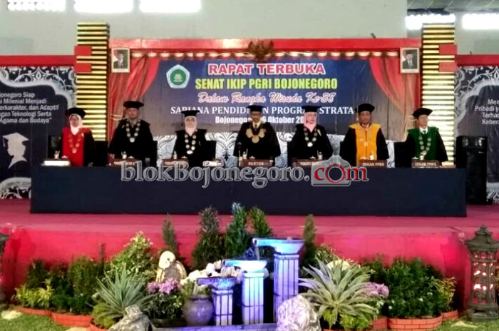 IKIP PGRI Bojonegoro Wisuda 307 Mahasiswa