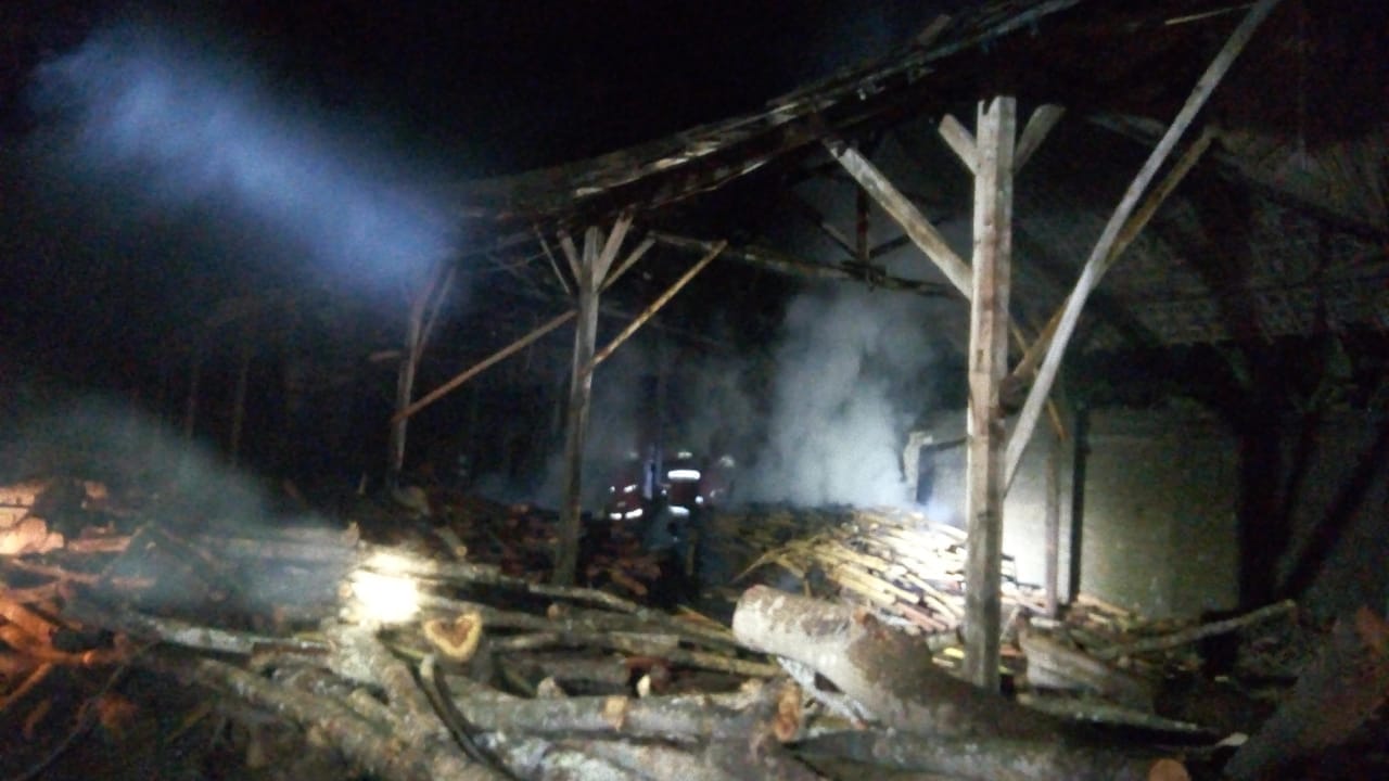 Perusahaan Kayu 'UD Sumber Lancar' Balen Terbakar