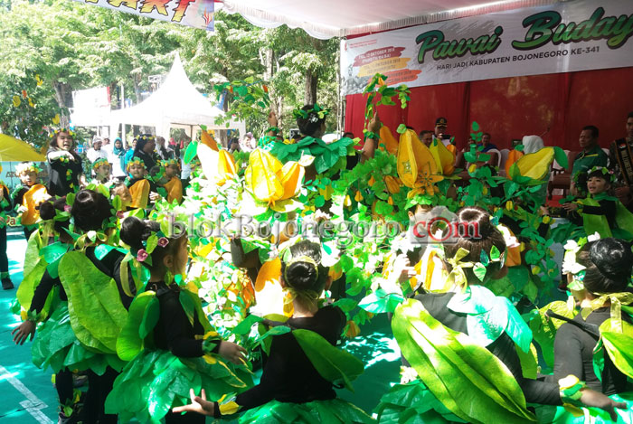 Melalui Pawai Budaya, Bupati Ajak Masyarakat Tingkatkan UMKM