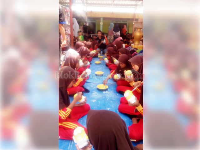 Siswa SDN Ngumpakdalem 1 Belajar Buat Gerabah di Desa Rendeng