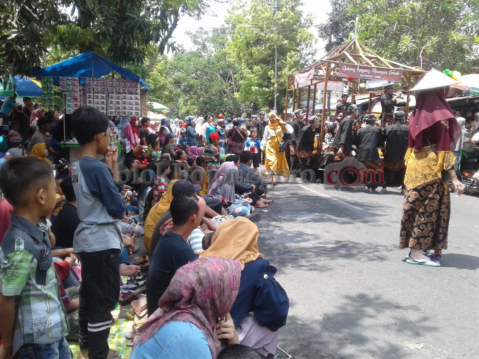 Masyarakat Penuhi Hampir Sebagian Jalan