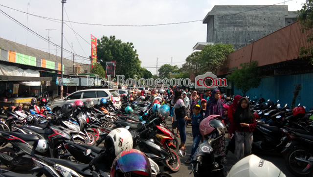 Lahan Parkir Tidak Ada, Penonton Karnaval Serbu Pasar Kota