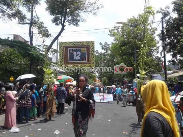 Peserta Suguhkan Upacara 'Tedhak Siten'