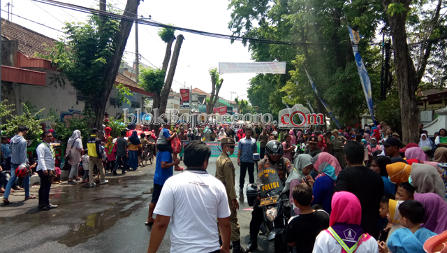 Masyarakat Rela Berpanas-panasan untuk Lihat Pawai