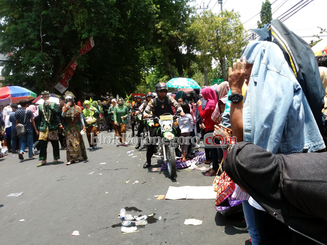 Penonton Bludak, Polisi Sterilkan Jalur Pawai