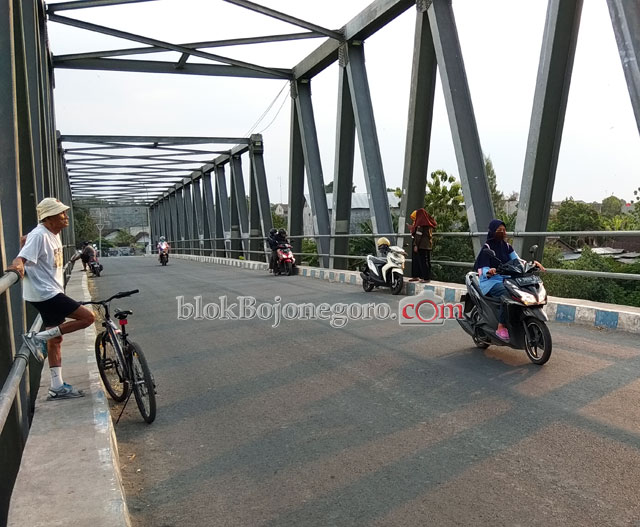Jembatan Padangan-Kasiman Jadi Tempat Swafoto