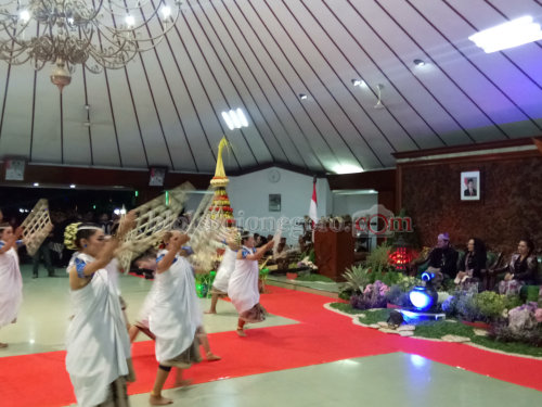 Tari Encek Grenjeng Ramaikan Serah Terima Api Abadi