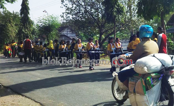Obati Kecewa, Sekolah Ini Gelar Drumband Keliling