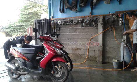 Hujan Turun, Berkah Bagi Tukang Cuci Motor