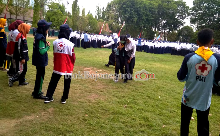 Diduga Belum Sarapan, 28 Siswa Ditandu Keluar Barisan