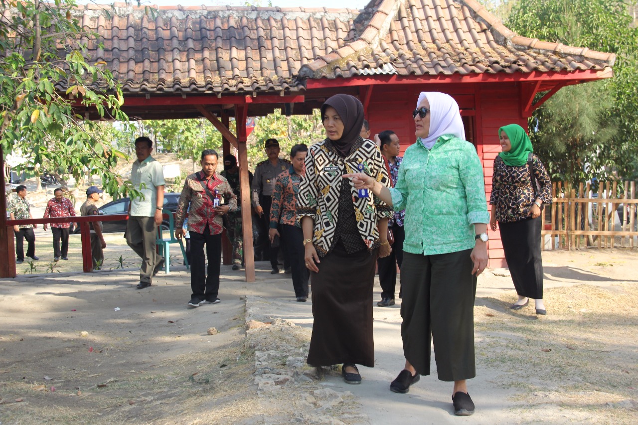 Tinjau Sarpras Gondang dan Sekar, Bupati Tentukan Langkah