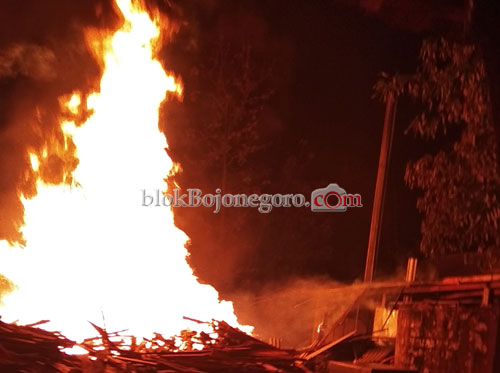 Dinihari, Pabrik Kerupuk di Gayam Terbakar