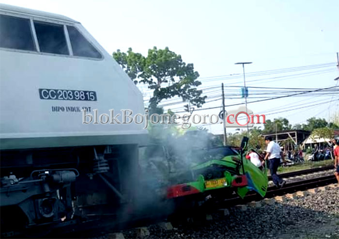 Mogok di Tengah Rel, MPU 'Remuk' Disambar Kereta
