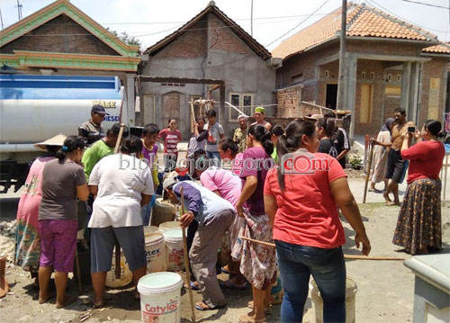 Woww..! Selama Kemarau, Dropping 1,8 Juta Liter Air