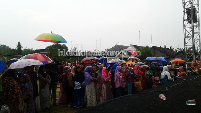 Diguyur Hujan, Masyarakat Tetap Menikmati Alunan Musik Ezzura