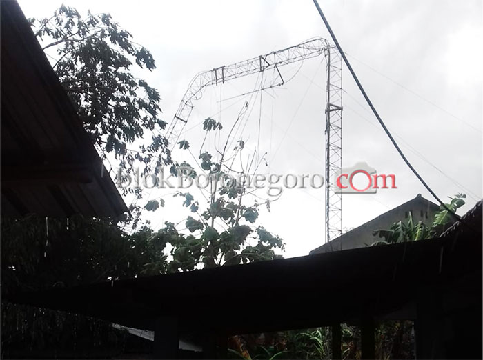 Tak Hanya pohon, Tower Juga Jadi Korban Ganasnya Angin