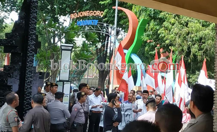Tak Mau Dipindah, PKL Pasar Kota Demo