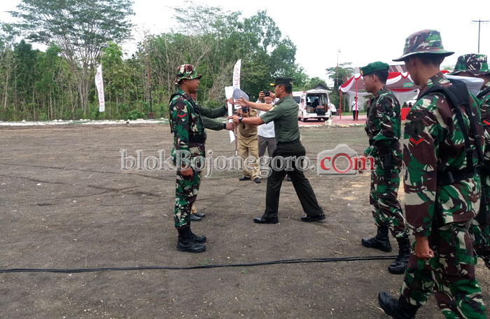 Cangkul dan Sekop Diserahkan, TMMD Desa Kumpulrejo Selesai