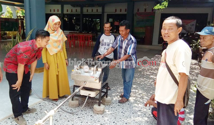Serahkan Alat Daur Ulang Sampah