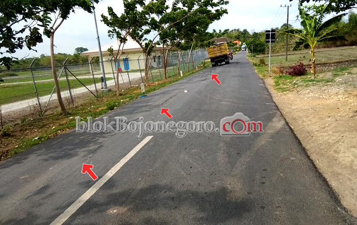 Warga Resah Kondisi Jalan Retak