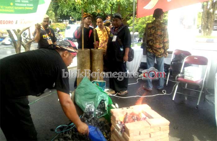 Seniman Trenggalek Pamerkan Proses Pembuatan Keris