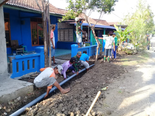 Antisipasi Efek Kekeringan, Babinsa dan Warga Bangun Saluran Air Bersih