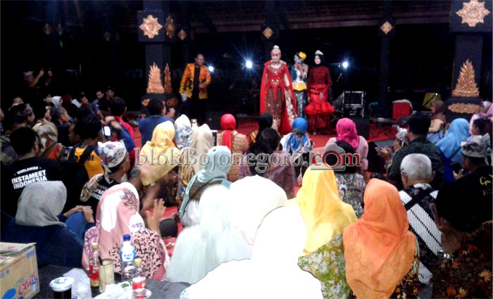 Pengunjung Sayangkan Panggung Dipindah di Pendopo