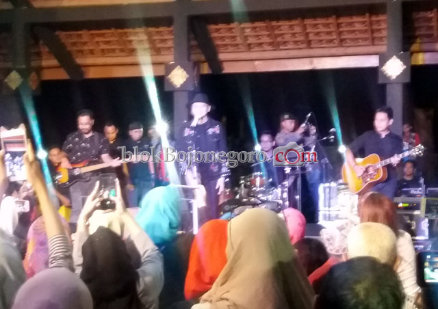Puaskan Penonton, Anji Ajak Nyanyi Bersama
