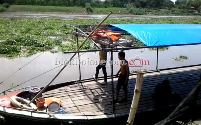 Bengawan Penuh Enceng Gondok, Perahu Pilih Menepi