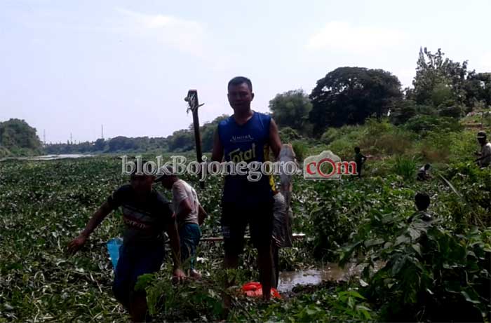 Meski Jauh, Warga ini Tak Mau Ketinggalan Tangkap Ikan
