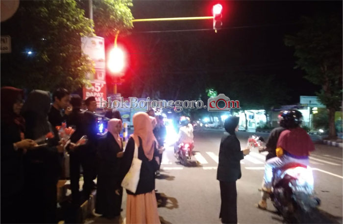 Mahasiswa IAI Sunan Giri Bagikan Bunga