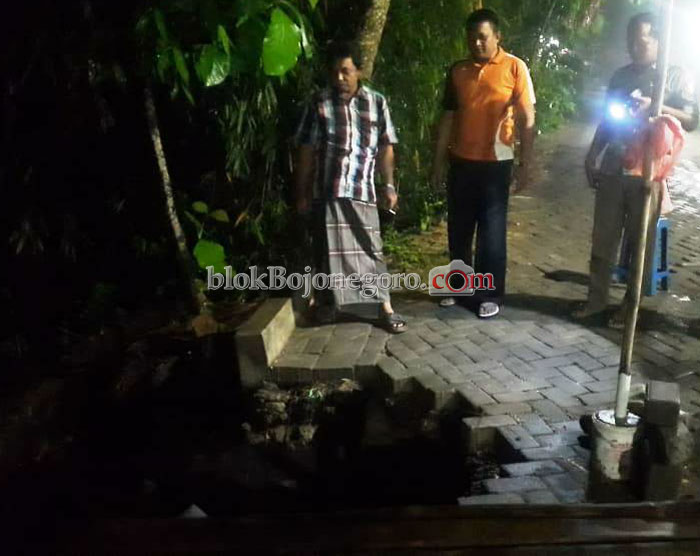 Awas...Jalan di Ngrejeng-Purwosari Longsor