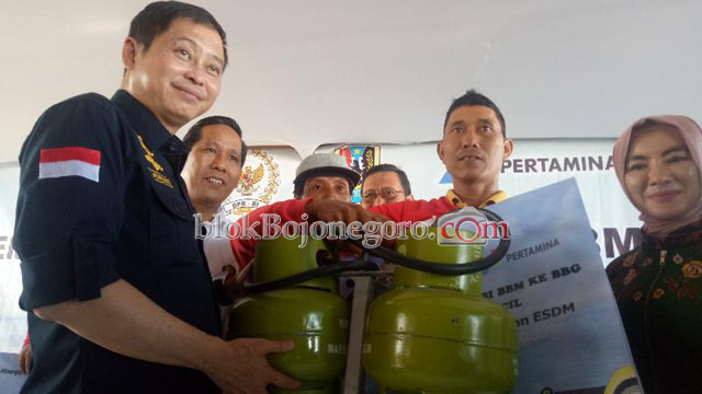 Menteri ESDM Serahkan 200 Paket Konverter Kit ke Nelayan Kecil