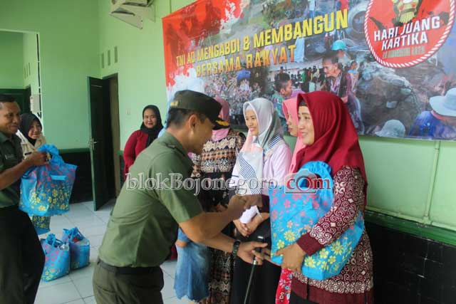 Dandim Bojonegoro, Beri Santunan Kepada Warakawuri dan Purnawirawan