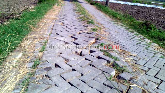 Warga Jumo Keluhkan Jalan Paving Yang Rusak