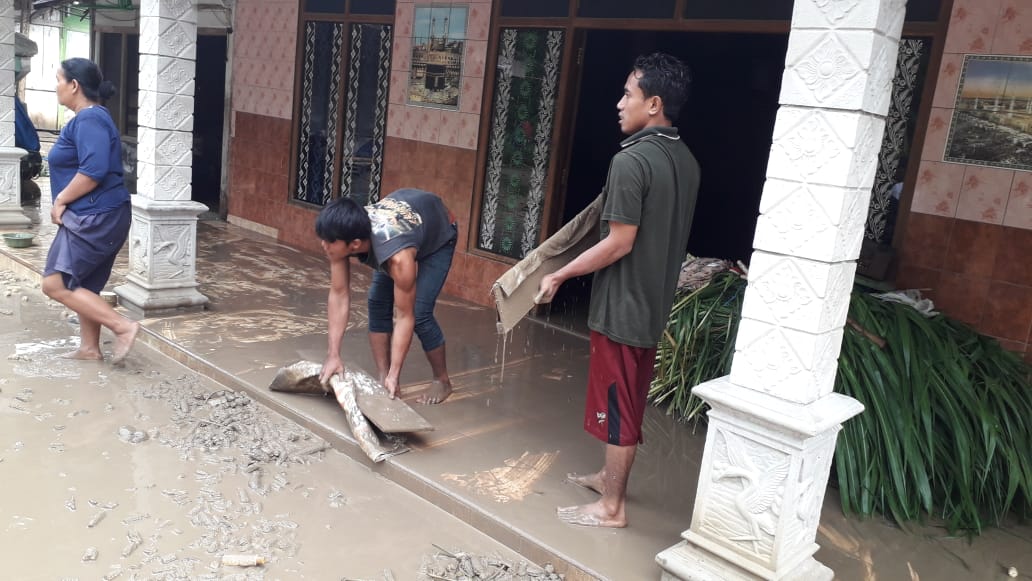 Ketar-Ketir, Warga Bersihkan Sisa Banjir Bandang