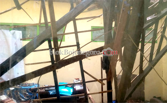 Atap Bekas Gudang Disdik Bojonegoro Ambrol
