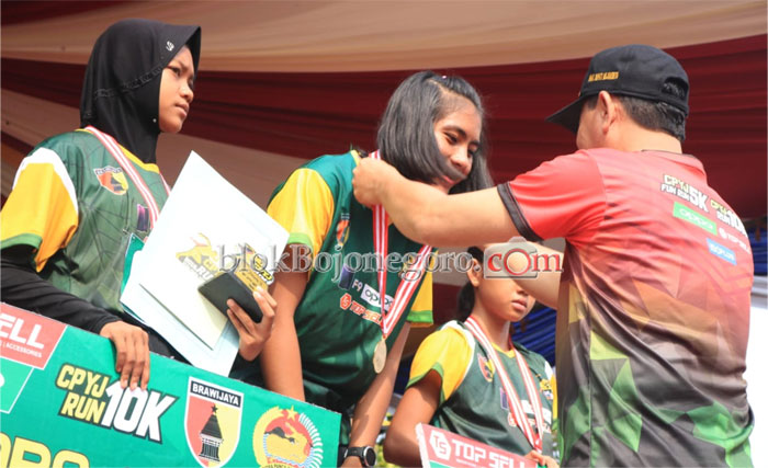 3 Siswi MA Miftahul Huda Berhasil Raih Juara Lari di Mojokerto