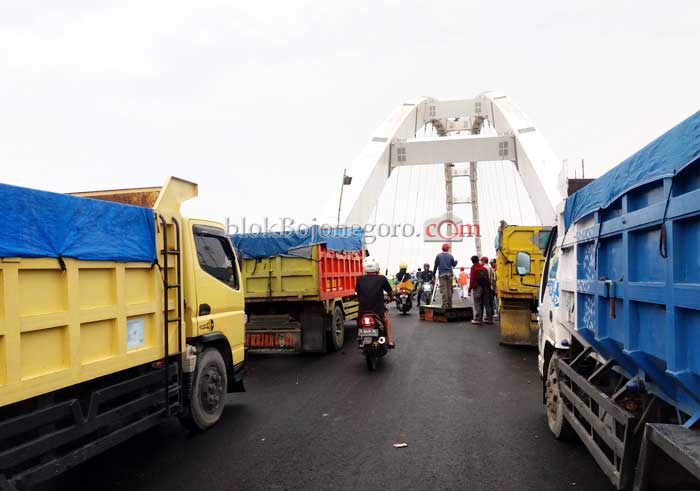 Jembatan Baru Diuji Coba dengan Truk