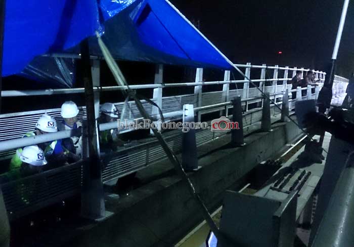 Petugas Cek Kekuatan Jembatan Baru