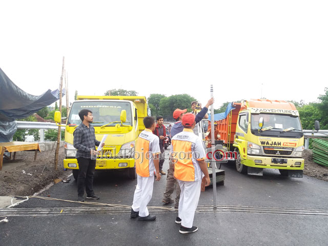 38 Truk Muatan Penuh Lewati Jembatan Sosrodilogo