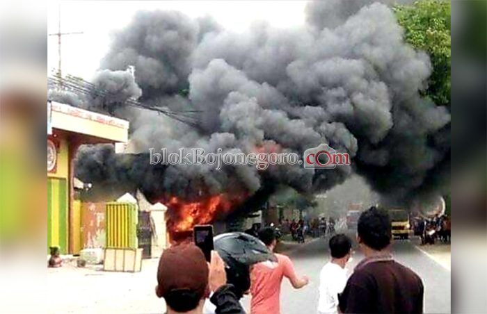 Asap Tebal di Tepi Jalan Raya Sumberrejo