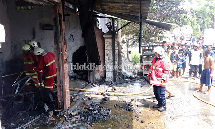 Diduga Bensin Tumpah, 2 Kios di Sumberrejo Terbakar