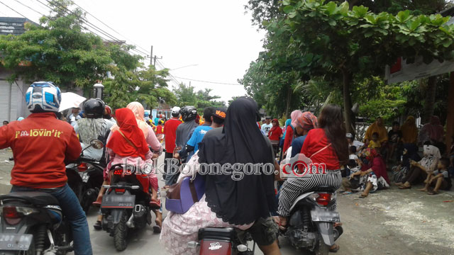 Antusias Penonton, Jalan PUK Kanor Macet