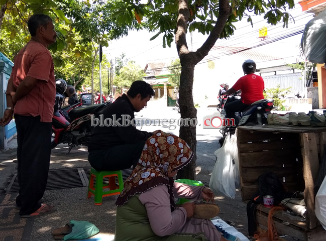 Demi Anak di Pondok, Wanita ini Jahit Sepatu Tiap Hari