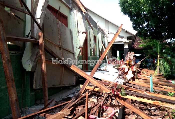 Sebelum Runtuh, Ruang Kelas Diberi Tiang Penyangga