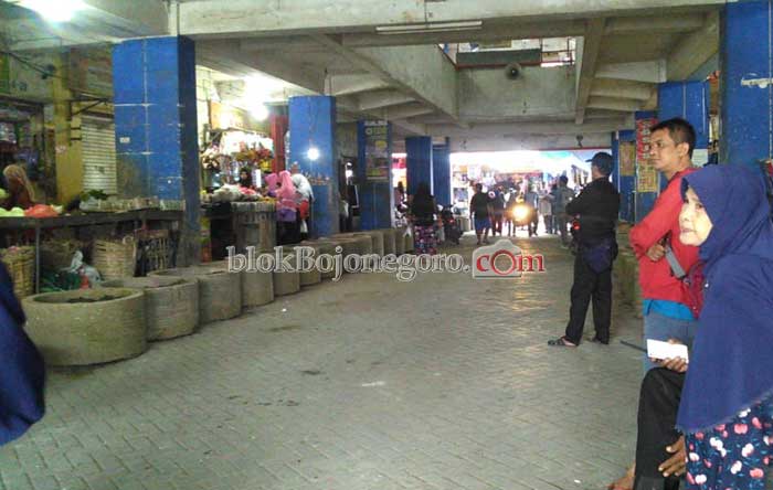 Pedagang Lorong Tengah Pasar Sumberrejo Ditertibkan